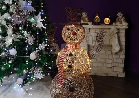 Yeni il qar adamı-işıqlı