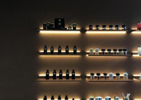 Parfüm mağazası satıcı