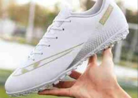 "Nike" futbol ayaqqabısı